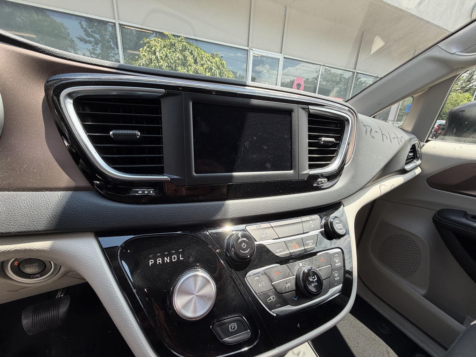 2023 Chrysler Voyager LX